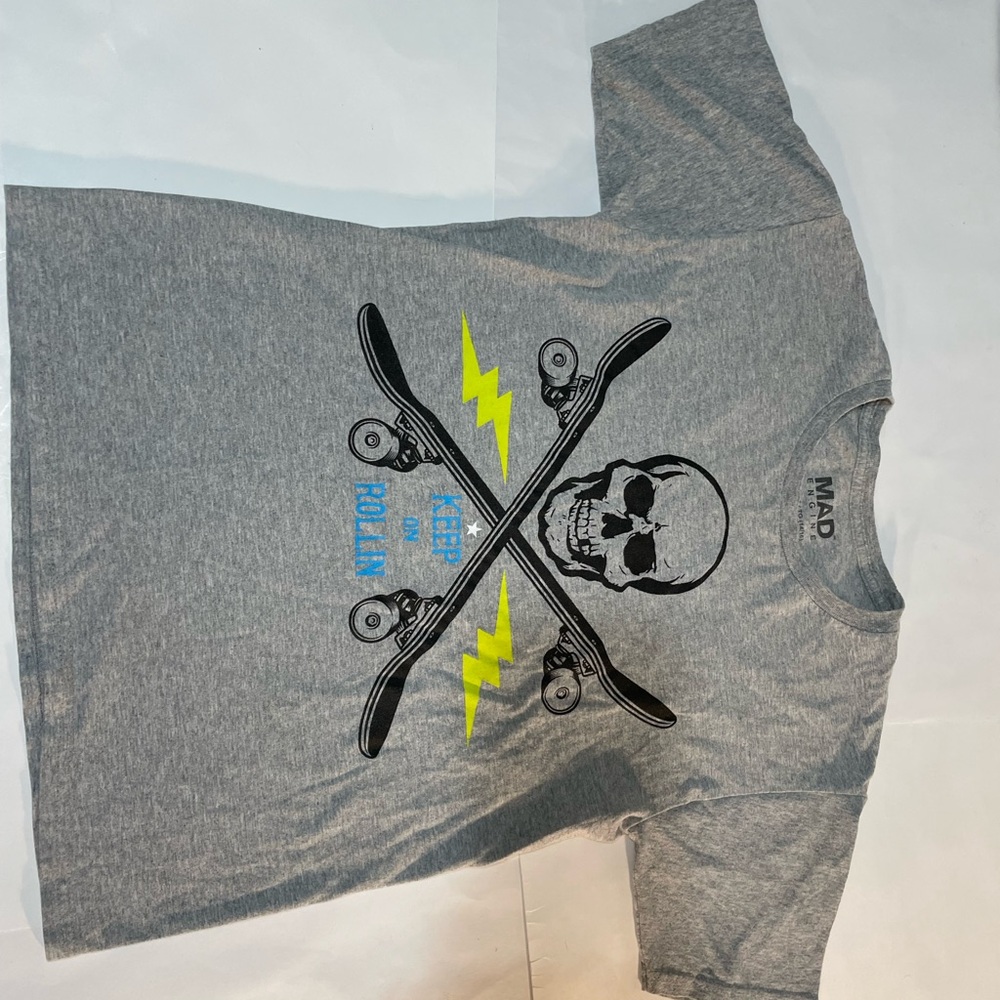 Gray Skull and Skateboard Graphic T-Shirt